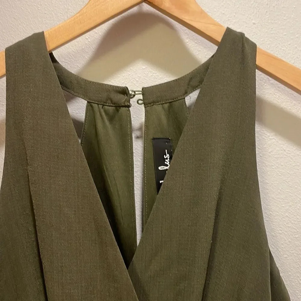 Lulus Woman’s army green jumpsuit. It’s missing the belt - Picture 4 of 12
